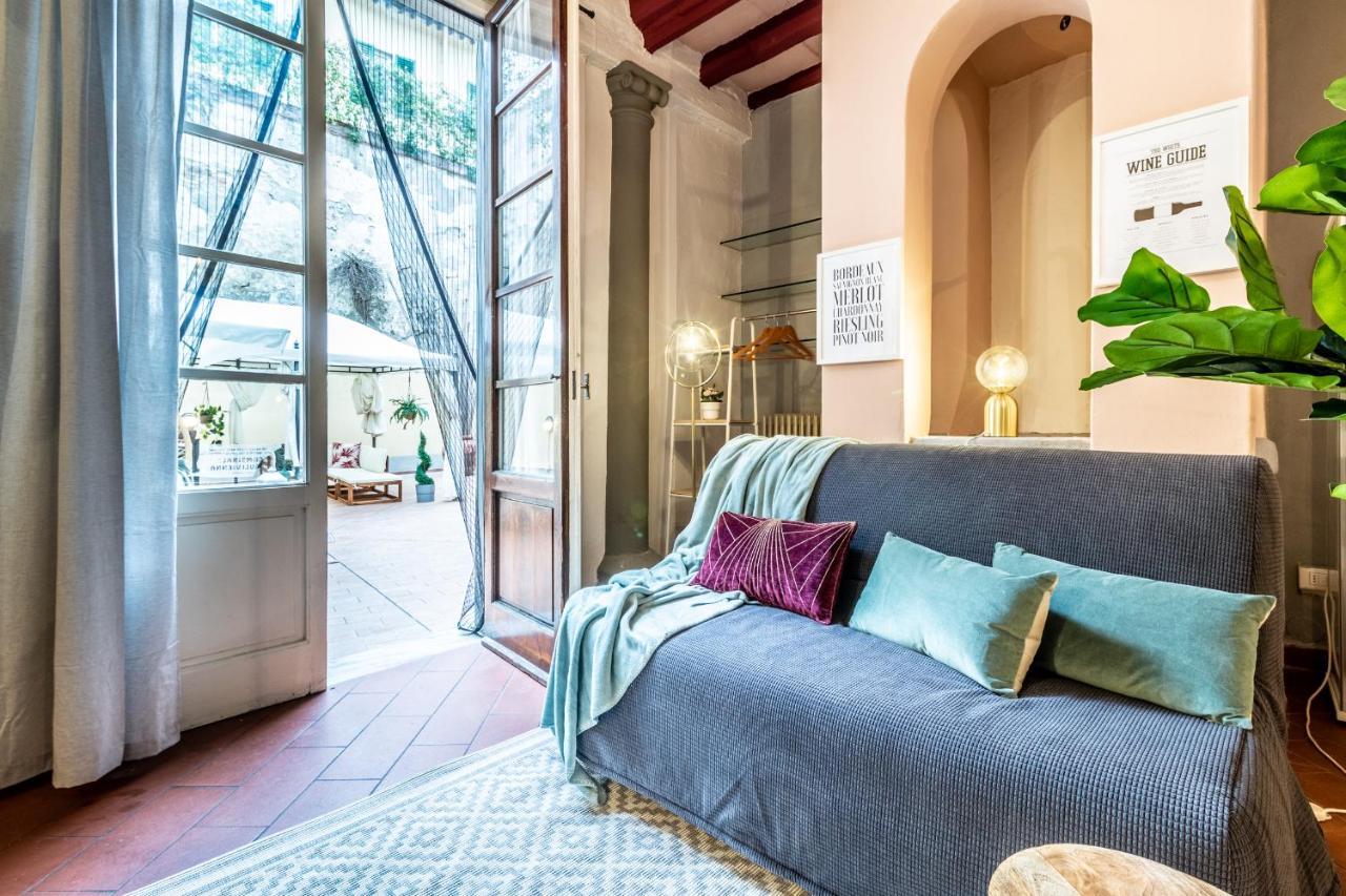 Wine Vernaccia Apartment Florenz