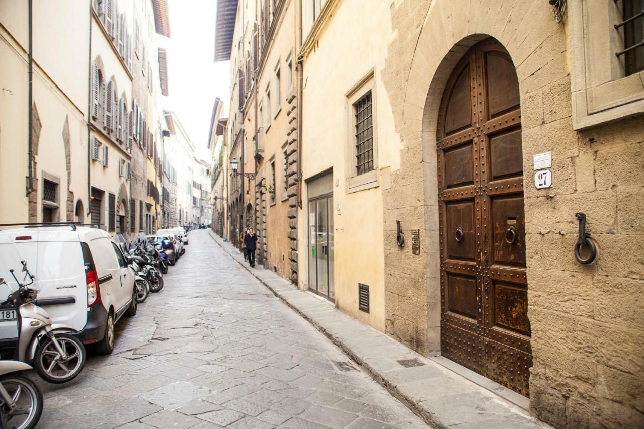 Wine Vernaccia Apartment Florenz